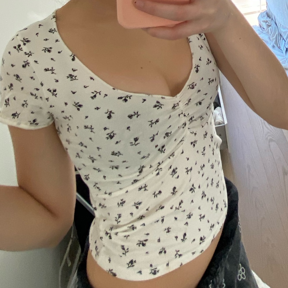 Brandy Melville Gina Clinched V Neck Top In A Floral … Gem